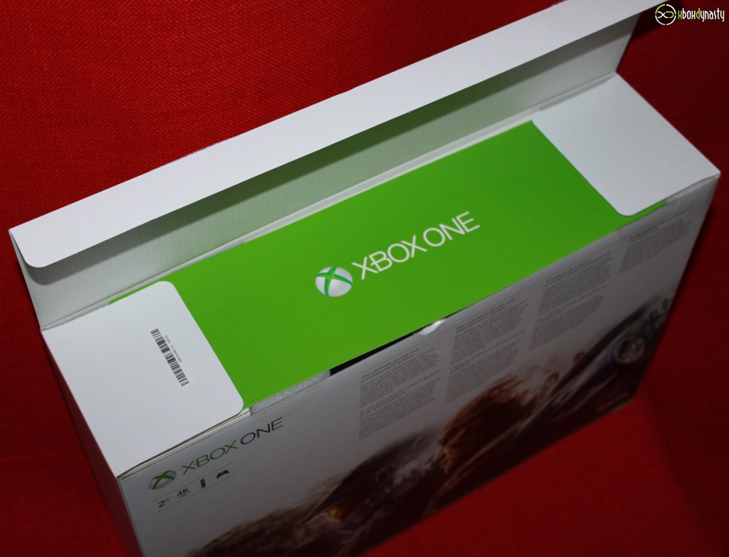 Xbox One S Verpackung mit Xbox One Begrüßung