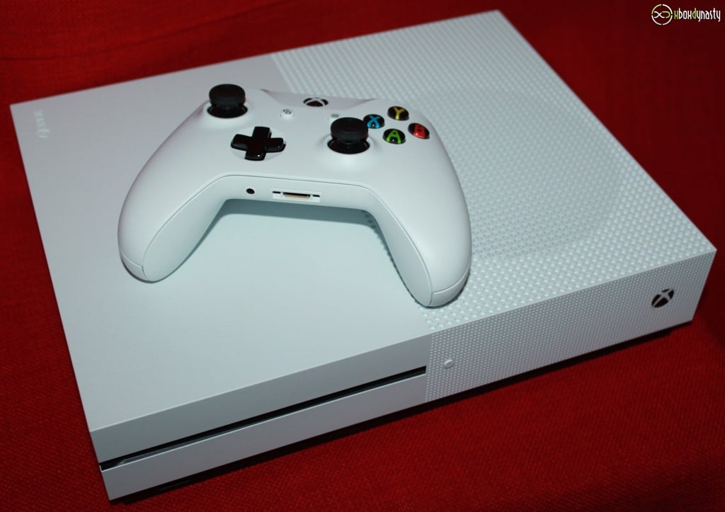 Xbox One S ohne Aufkleber an der Front und mit Controller