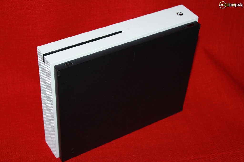 Xbox One S mit schwarzer Unterseite